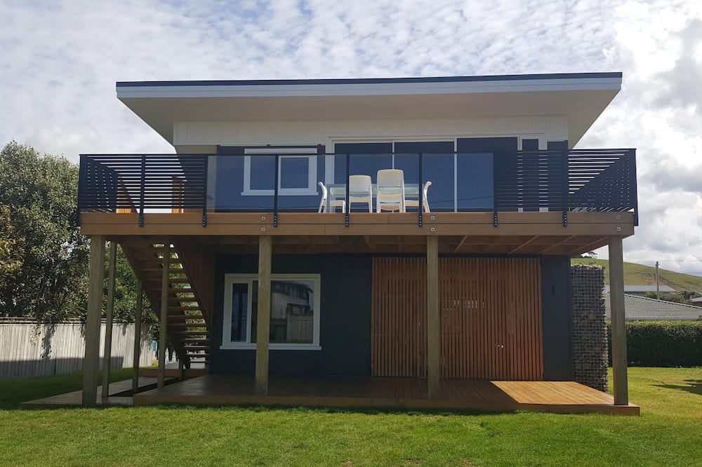 Pataua North House | Cool & Funky Bach just one back from the beach at Pataua North