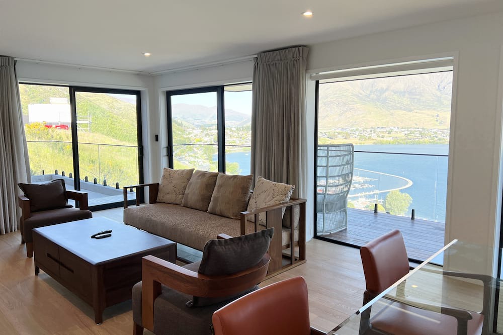 Frankton Apartment | Stunning Lakeview QT Holiday House