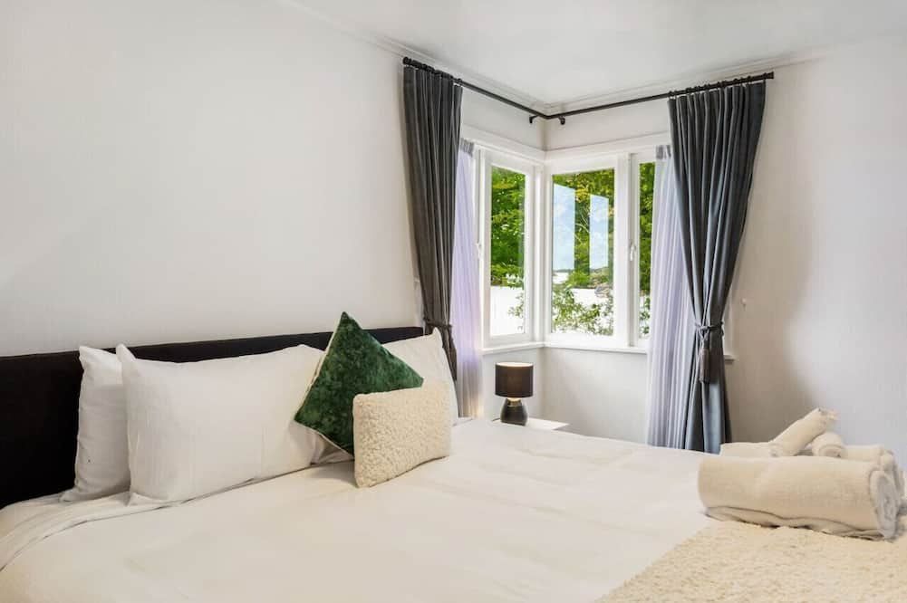 Henderson Apartment | Top-Floor Three-Bedroom Close to WestCity