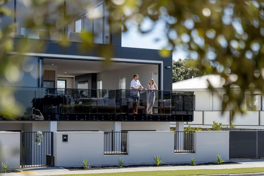 Papamoa Beach House | Papamoa Beach Coastal Oasis. Heated Pool, Sauna, Spa & Games room. Up to 20 Ppl