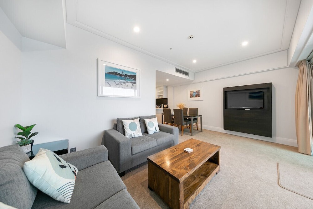 Auckland Central Business District Apartment | Stunning Auckland Harbour Views