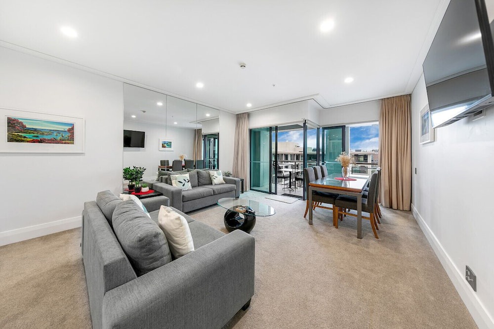 Auckland Central Business District Apartment | Sophisticated Spacious APT w/Stunning Harbour View
