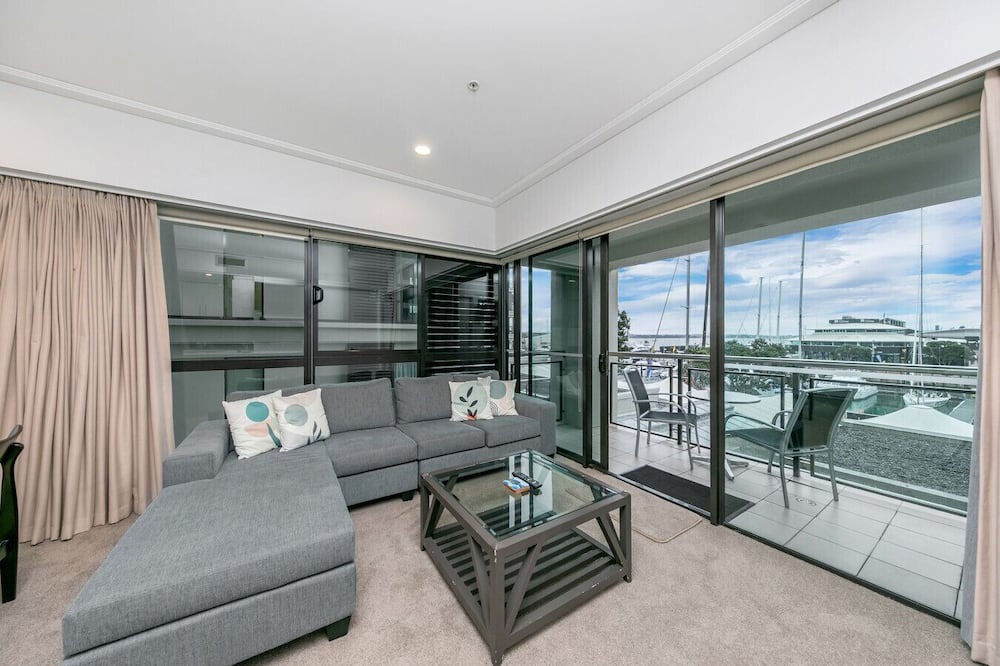 Auckland Central Business District Apartment | Sunlit Corner Apartment w/Harbour Views