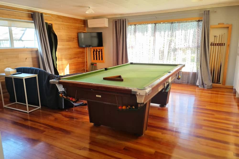 Tamahere Apartment | Spacious studio w/pool table- 1 queen and 1 sofa bed, close to attractions