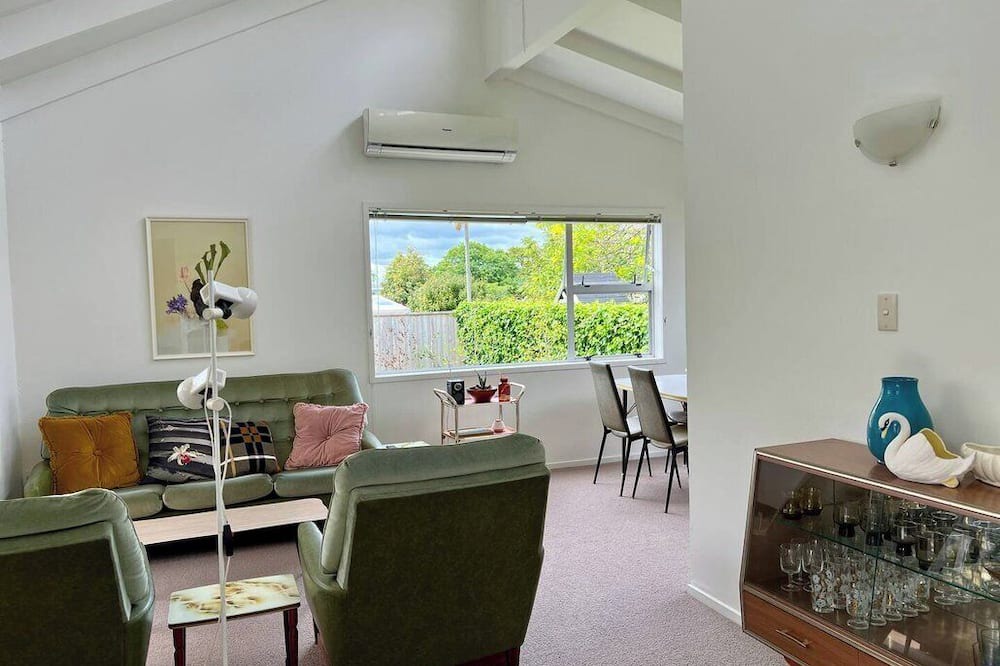 Narrow Neck Apartment | Steps from Cheltenham Beach and Local Delights!