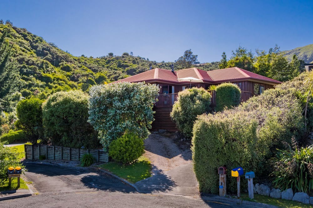 Pohara House | Pohara's Kauri Lodge - Coastal Views in Golden Bay
