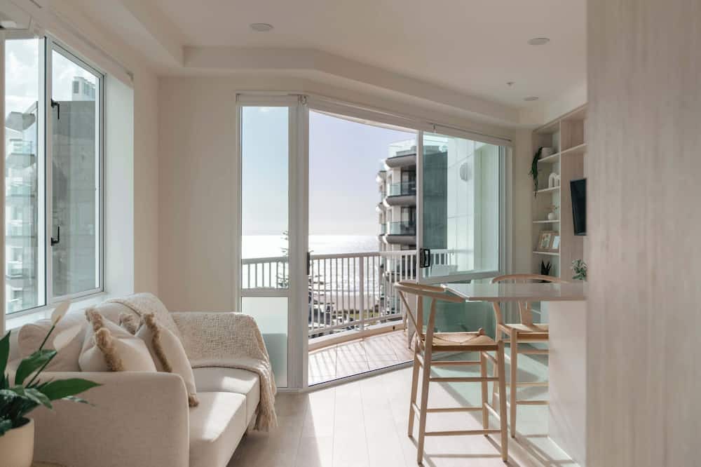 Mount Maunganui Apartment | High Rise Luxury Studio, Views & Pool