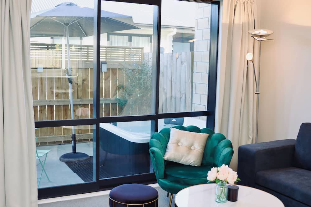 Hamilton House | Modern Oasis with Spa, close to chopping centre!