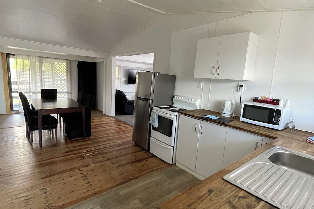 Tokaanu House | 100% mineral pools & chlorinated pool available. 30min drive to Whakapapa