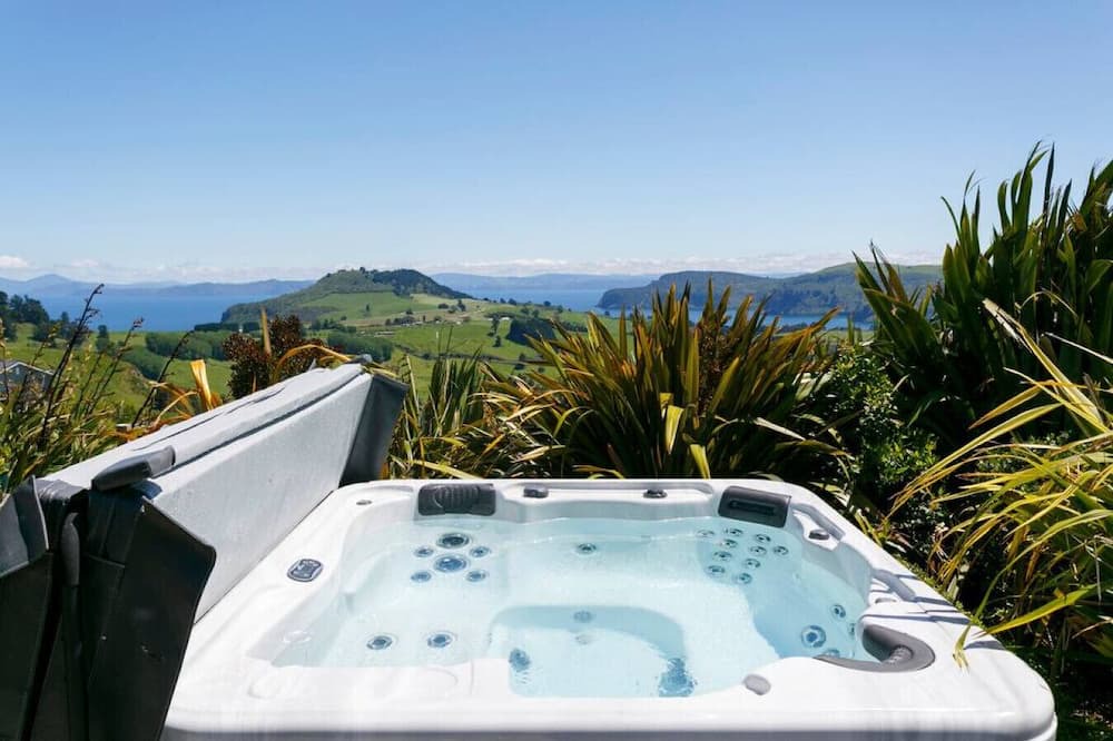 Acacia Bay House | Whakaipo Sunsets with Spa pool - divine views, beautiful, tranquil, tasteful comfort