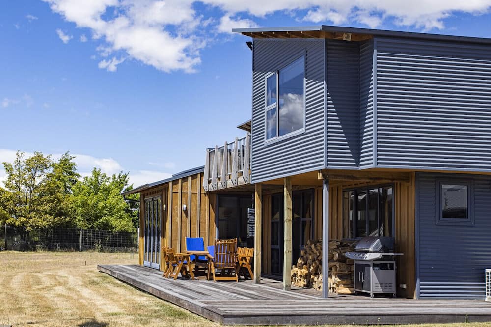 Wanaka House | Spacious Mountain View Manor with Sauna