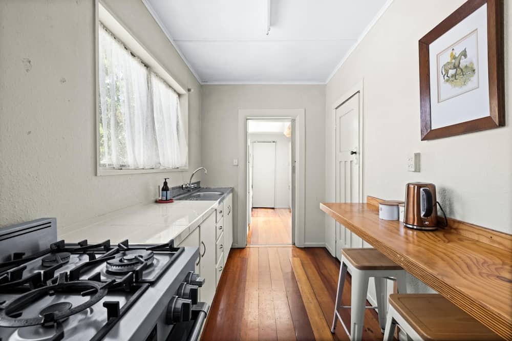 Napier Villa | Walk to shops, restaurants and marine parade, Mclean Park and bike paths.