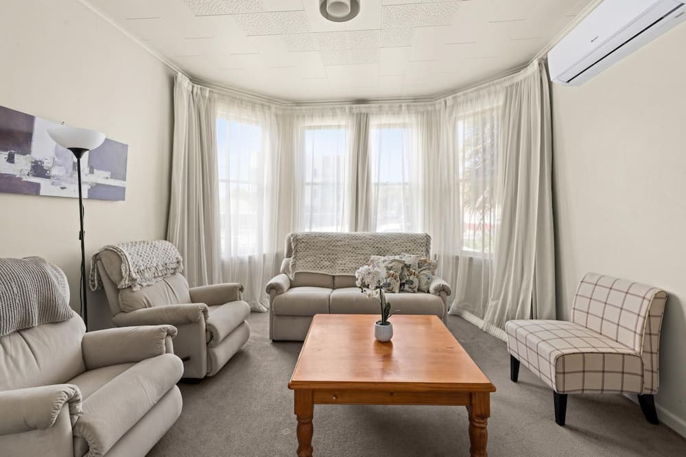 Napier Villa | Walk to shops, restaurants and marine parade, Mclean Park and bike paths.