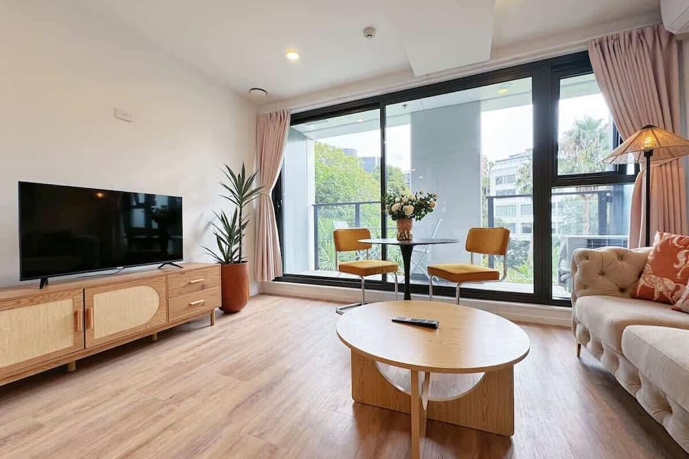 Newton Apartment | Rare Find Retreat AC 1B Parkside View vs Sky Tower