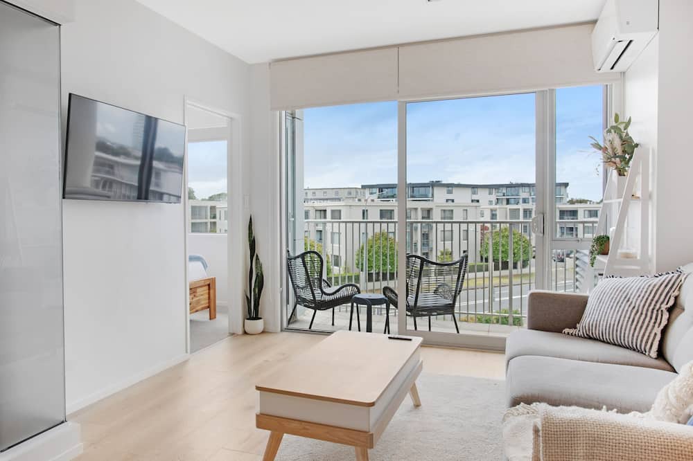 Takapuna Apartment | Spacious Stylish 2BR Carpark Aircon