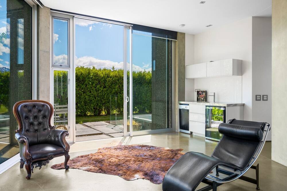 Wanaka Villa | Modern Living with breathtaking views of Lake Wanaka