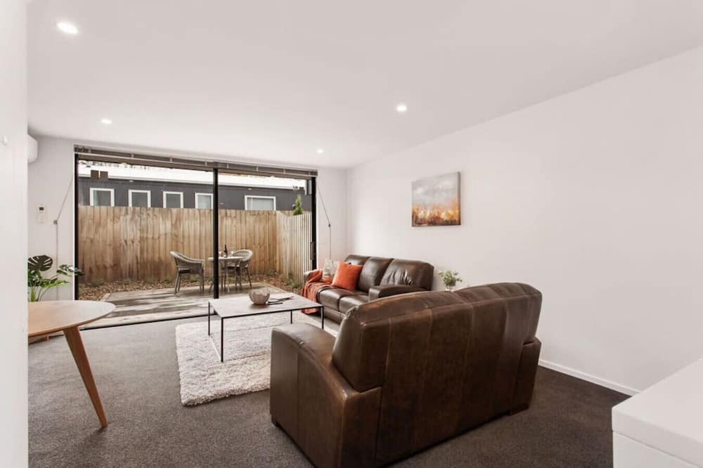 Christchurch City Centre Apartment | Funky Spacious 2Bdrms 2Bthrms Free Covered Park.