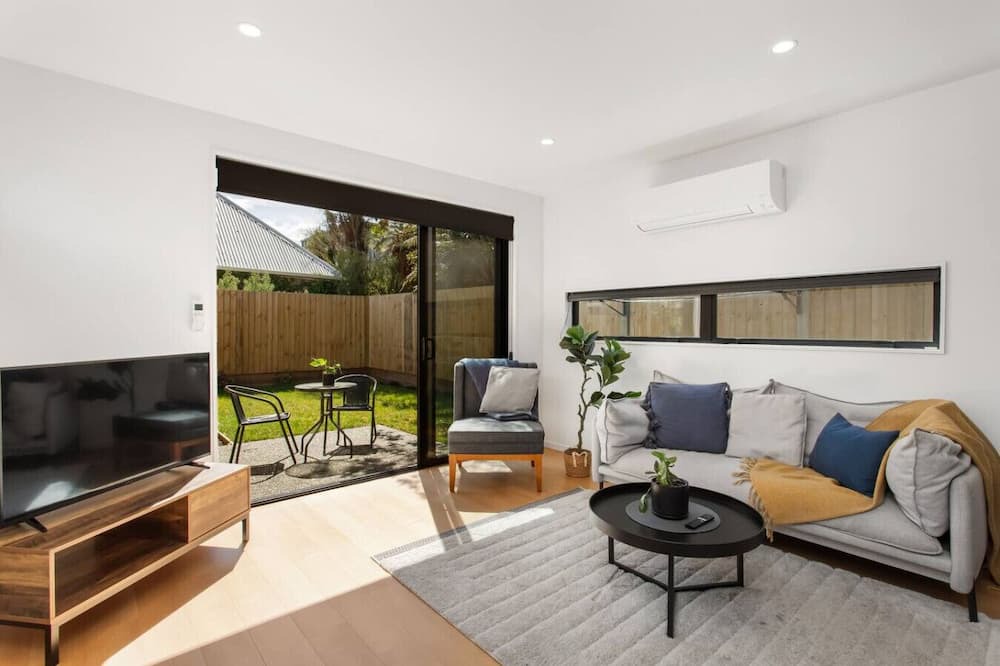 Christchurch City Centre Apartment | Summer fun, Sunny Cosy Sleeps 6 Free Parking