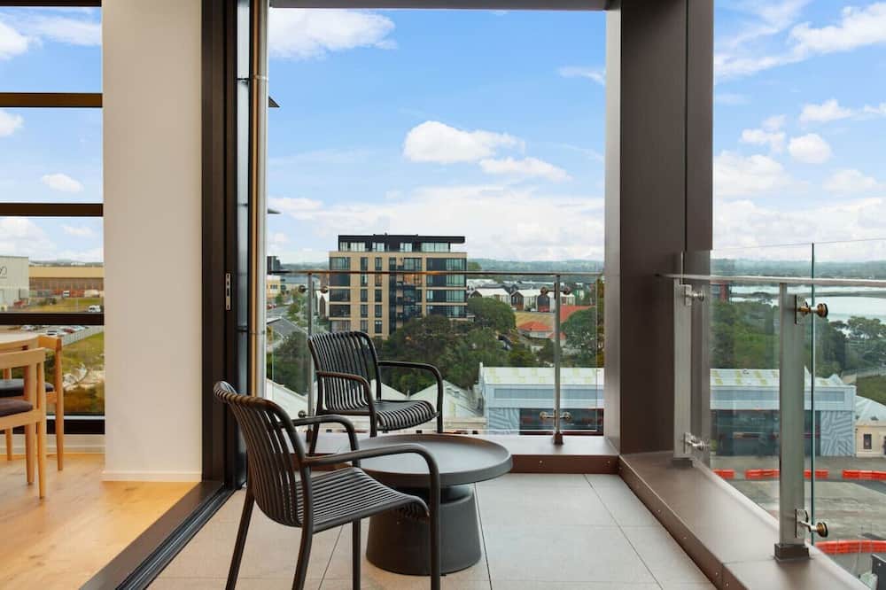 Hobsonville Apartment | Gorgeous Home with Catalina Bay Views and Carpark