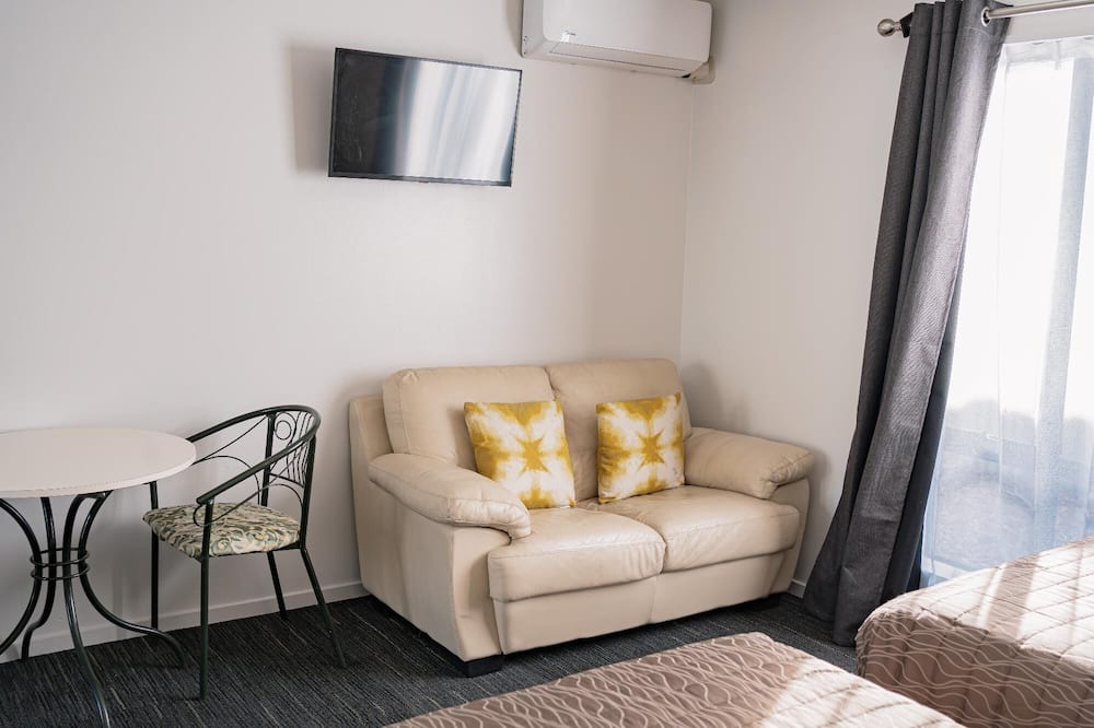 Riccarton Hotel | Superior Twin bedroom studio