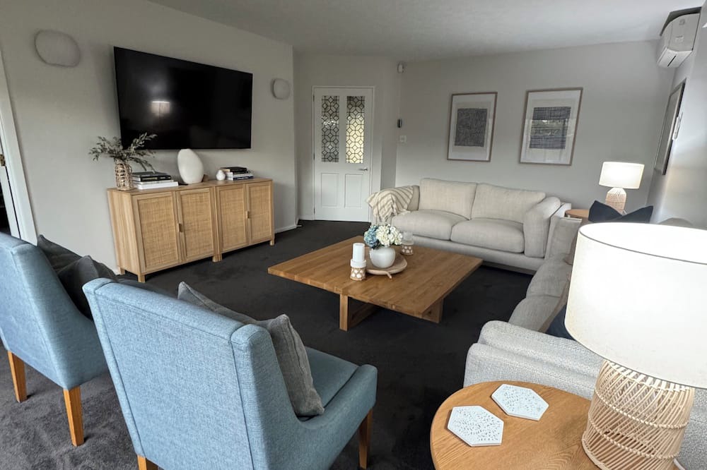 Harewood House | Large 5 Bedroom home 10mins to Christchurch airport. Wheelchair facilities