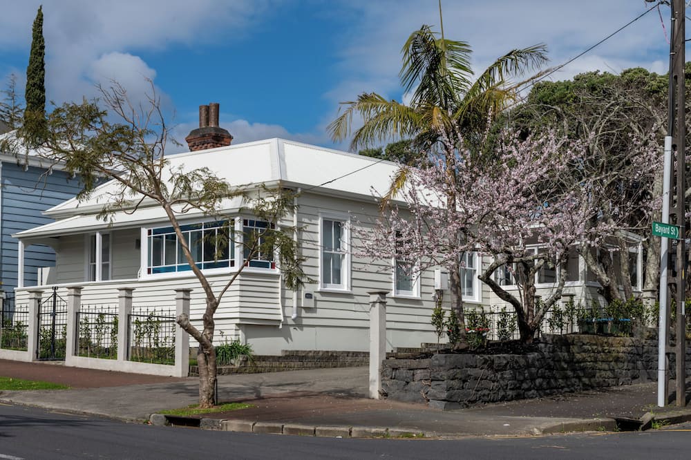 Ponsonby Villa | Surrounded by nature, The Urban Villa in Ponsonby offers an indoor/outdoor terrace.