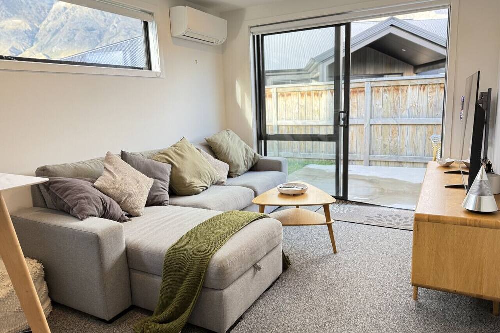 Kawarau Falls House | Hanley’s Farm Gem: Private Spa, BBQ
