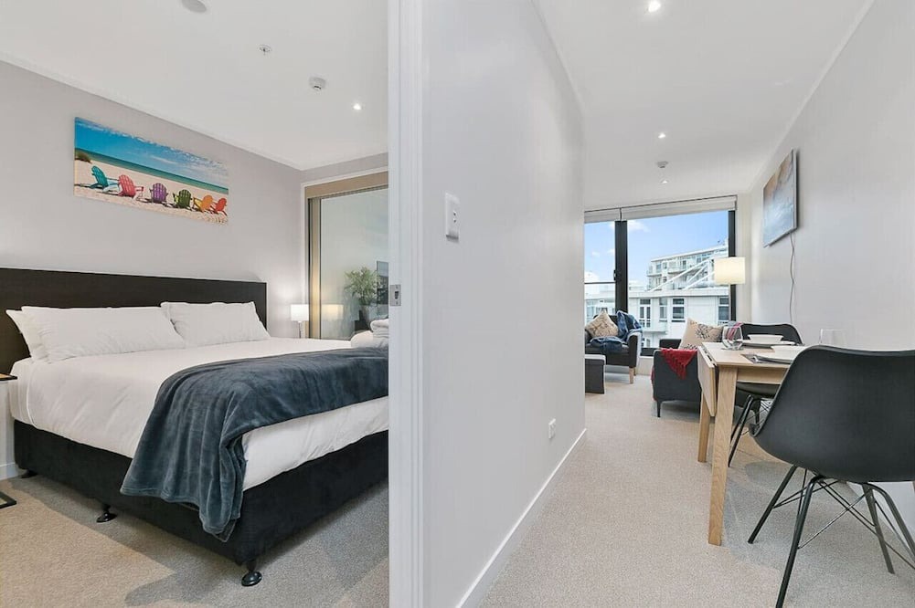 Auckland Central Business District Apartment | Vibrant City Apt with Rooftop City Views and Wi-Fi