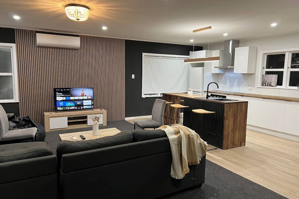 Napier House | Modern 3-bedroom house, steps away to shopping centre and restaurant/bar.