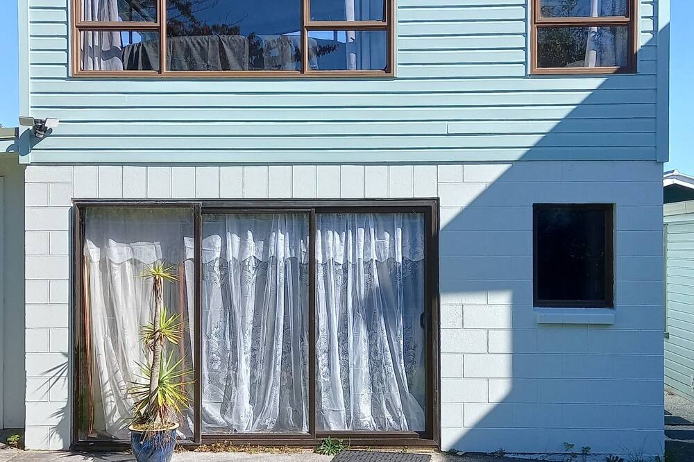 Wharewaka Cottage | 2mins walk to lake. Wharewaka Point