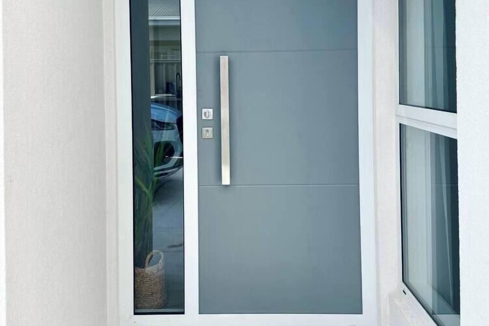 Napier House | Smart New Home, 5m Walk to Shops
