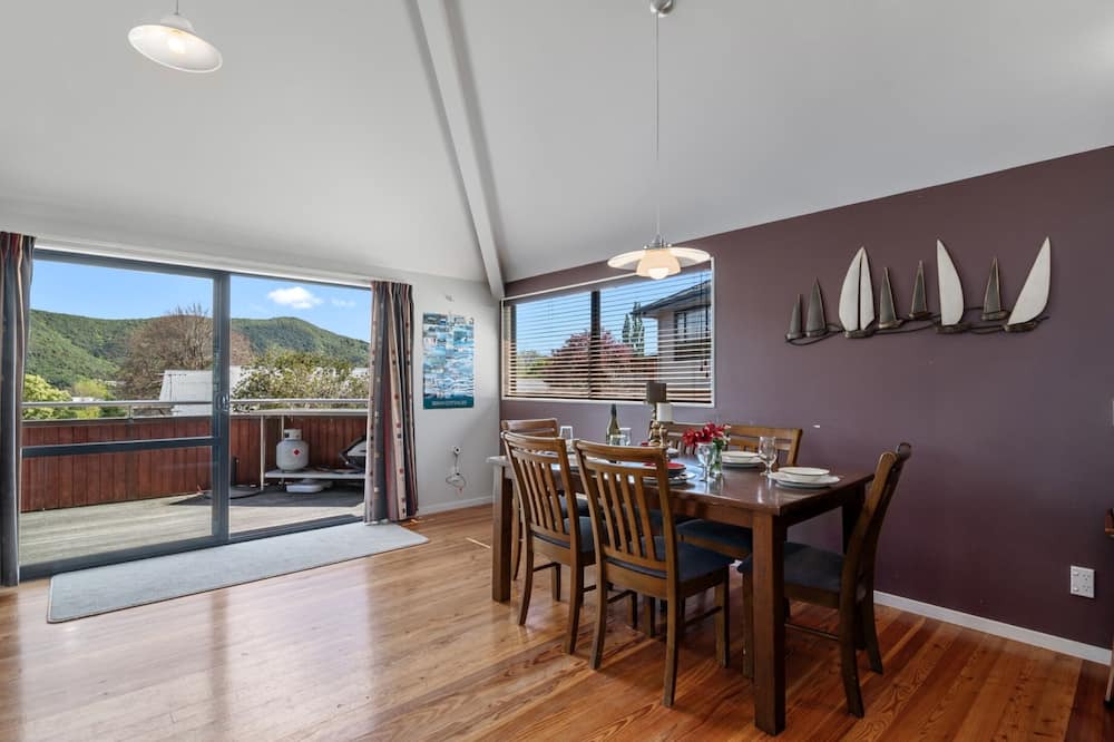 Waikawa Bay House | Waimarama Hideaway - Waikawa Holiday Home