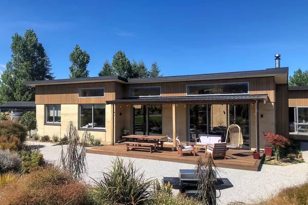 Lake Hawea House | Stylish Rammed Earth Lake Hawea House on Large Section