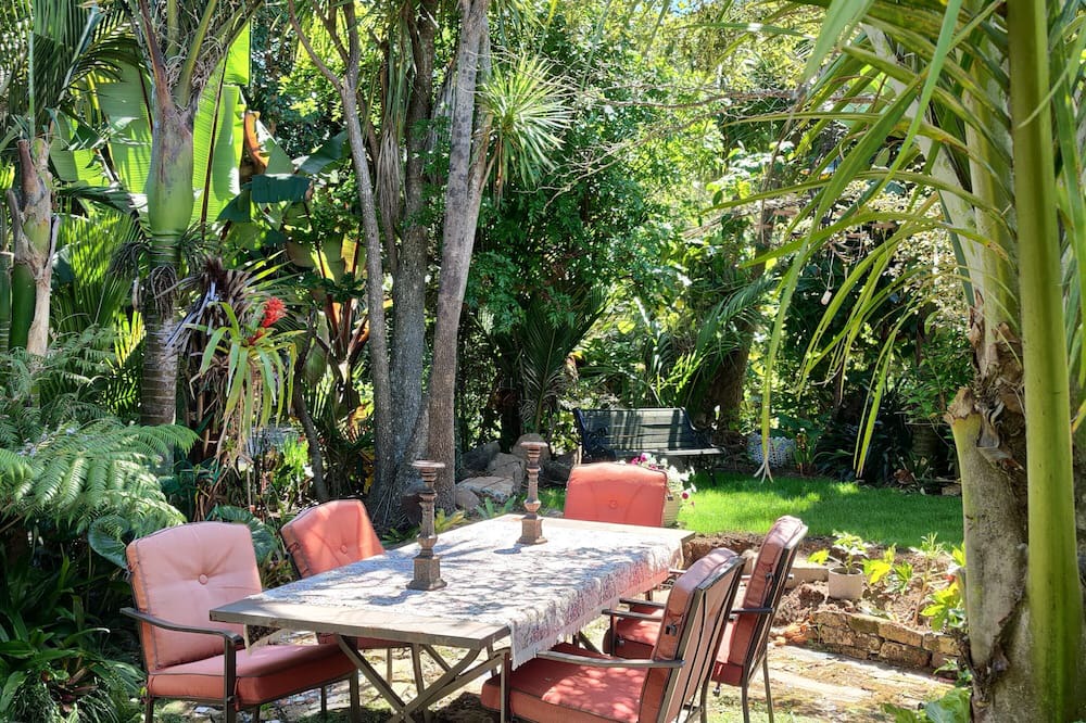 Tuateawa House | Gaze over the Pacific OceannListen to the birds. relax