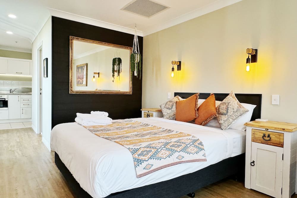 Newton Apartment | *Free parking, balcony, pool and spa*