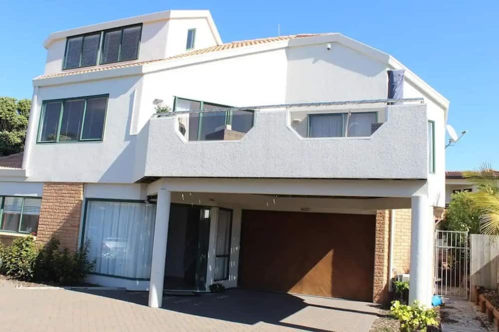 Omanu House | Beach access across road. Safe Patrolled beach. All day sun. Relaxed Vibe.