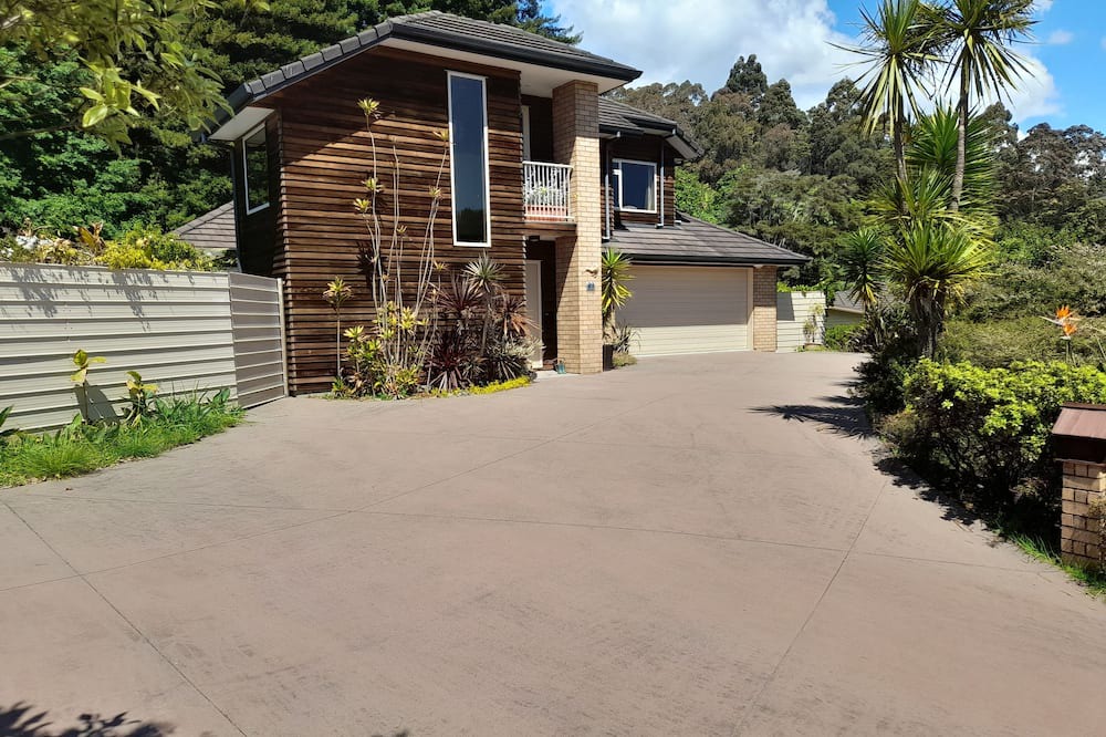 Whakatane Apartment | Kiwi Lodge Guest Suite neighbouring Kiwi Reserve Bird Park. Hottub, Pool, PetsOK
