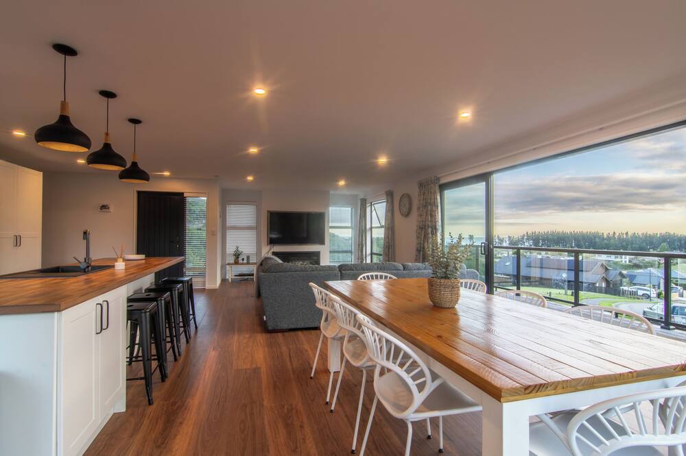 Kaikoura House | Stunning Views | Contemporary | Escape, Stunning Views | Contemporary | Ocean and Mountain Views
