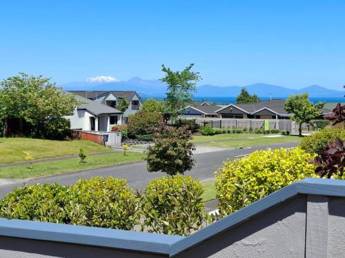 Waipahihi House | Relax and unwind, Close to Lake and Town