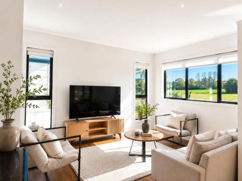 Devonport Villa | Luxury Coastal 4BR 3BA Luxury holiday house in North