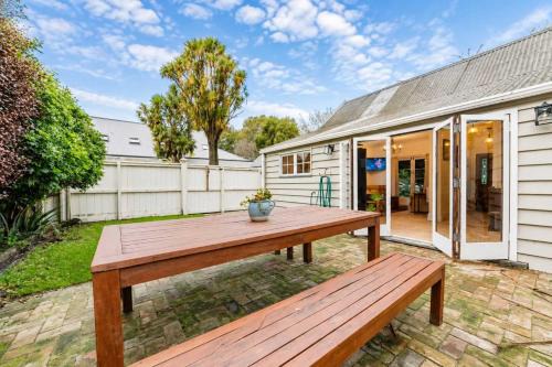 Christchurch City Centre House | Stylish Central Cottage - Modern Heating & Parking