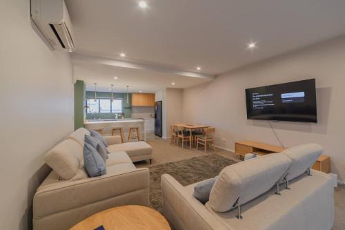Christchurch City Centre Apartment | Modern Christchurch 4BR with Balcony Near New Zealand Stadium