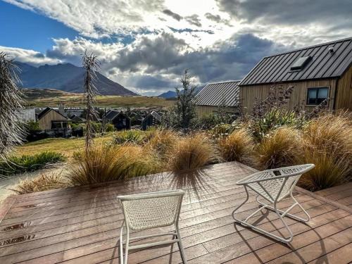 Kawarau Falls House | Falcons Retreat with spa near skifields