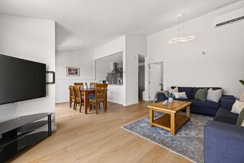 Queenstown City Centre Apartment | Magic on Malaghan with Lake Views
