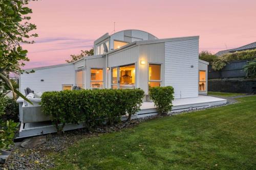 Orewa House | Orewa Beach Family Haven with Spa Pool - Deck
