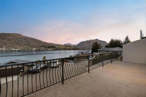 Frankton House | Peak Paradise Lodge - Hot Tub - Lake Views