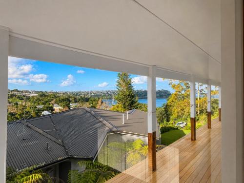 Auckland Villa | Secluded 5BR Retreat w Bay Views & 5-min to Beach