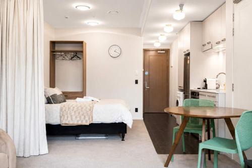 Wellington Apartment | Mt Victoria Studio - Kitchen Bath Tub Sleeps 2