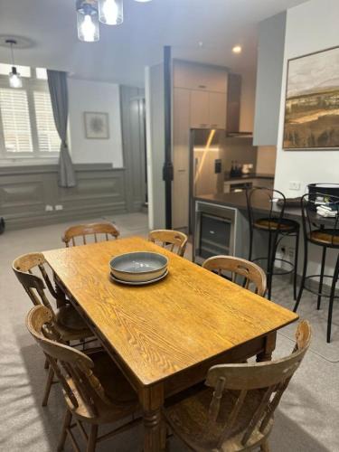 Dunedin City Centre House | Stylish 2 bed, central city apartment & free park