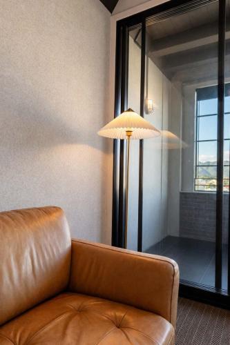 Petone Apartment | Cozy Studio - Private Balcony Bath and Tub